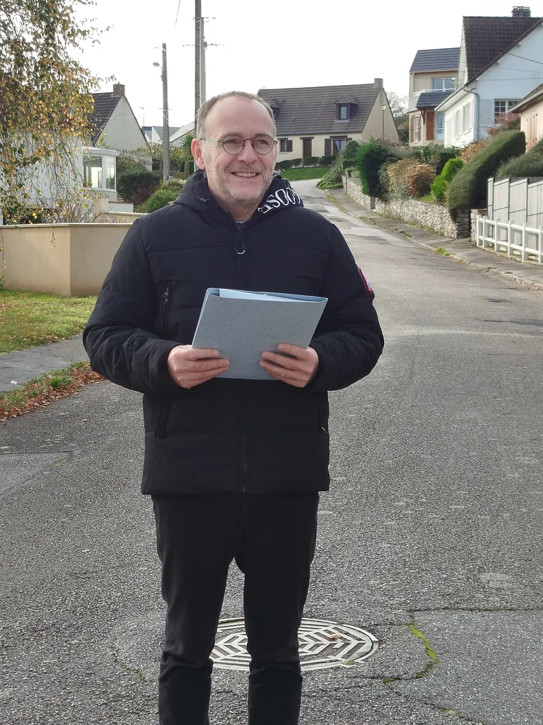 Sébastien Lecarpentier, conseiller immobilier accompagnant la vente d’une maison à La Hague