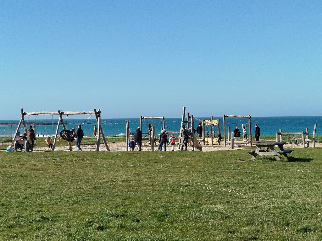 Aire de jeux en bord de mer à Cherbourg-en-Cotentin (plage de Querqueville)
