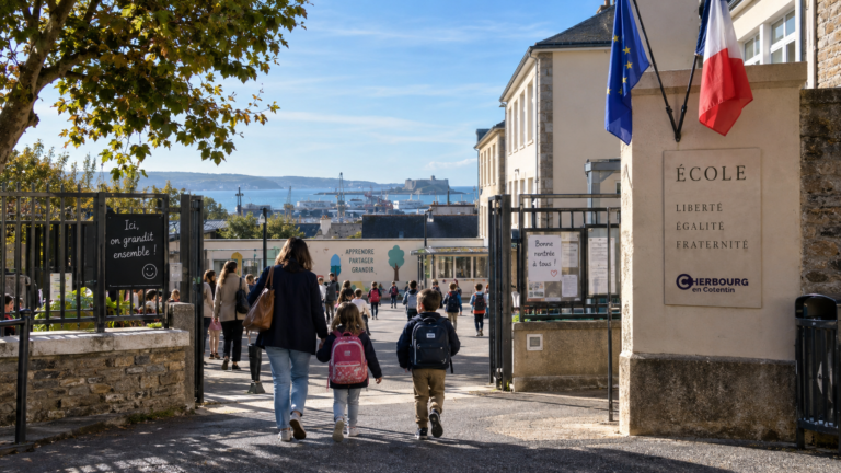 Entrée d’une école à Cherbourg-en-Cotentin avec des enfants et leurs parents