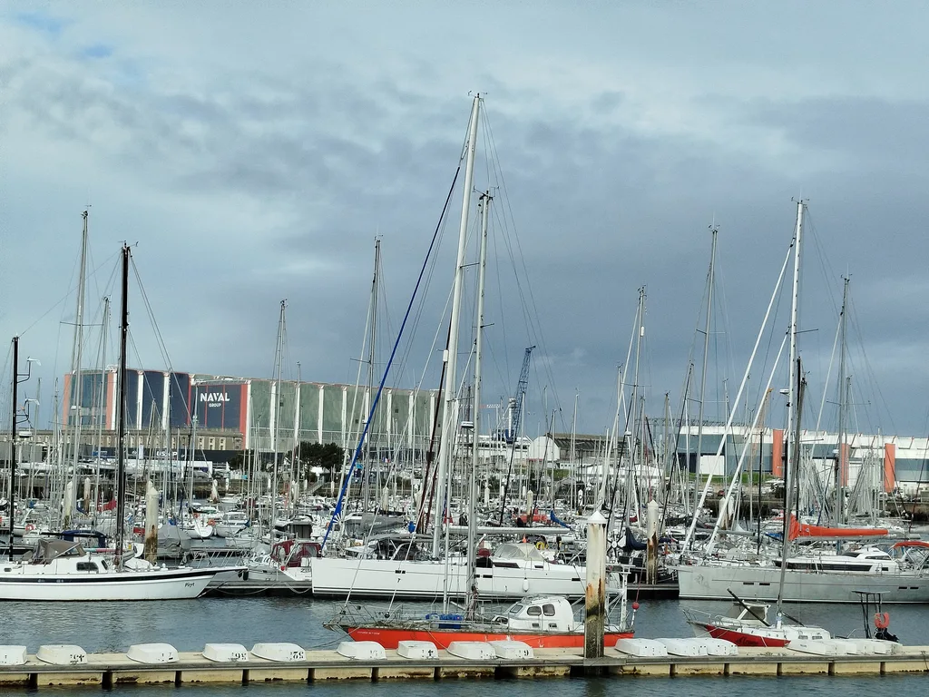 Le port de Cherbourg, avec le site de Naval Group en arrière-plan