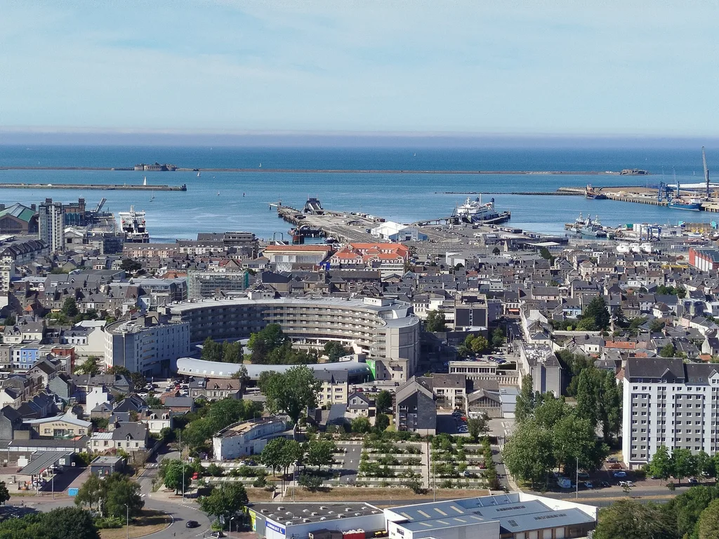 Vue sur Cherbourg-en-Cotentin et sa rade dans la Manche