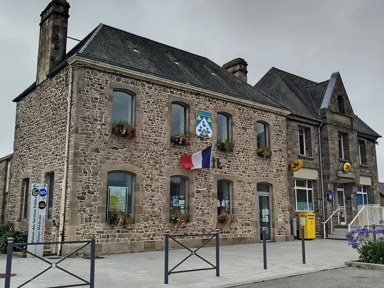 Mairie de Beaumont-Hague et bureau de poste dans le centre-bourg de La Hague, dans la Manche.