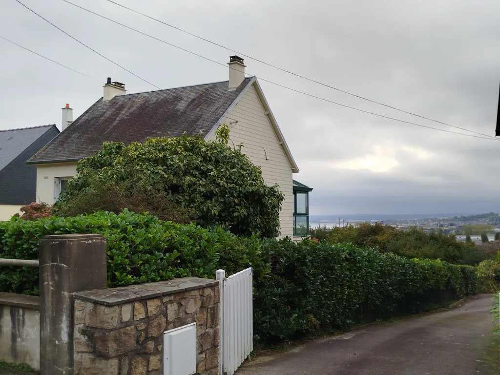Maison familiale avec jardin à Cherbourg Ouest, présentée dans le cadre d'une estimation immobilière gratuite.