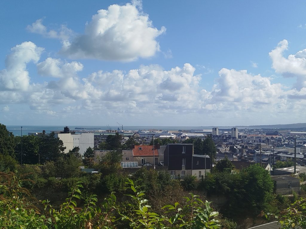 Vue de Cherbourg-en-Cotentin et de la rade depuis les hauteurs d’Octeville