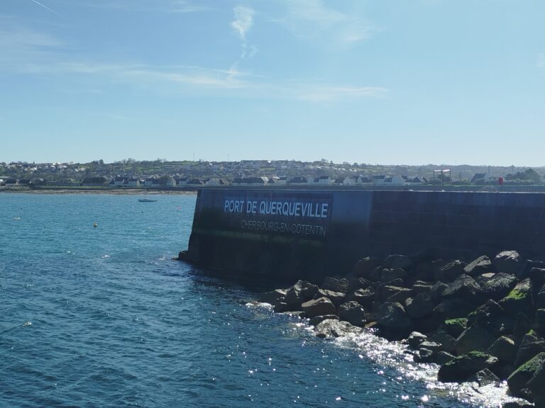 Port de Querqueville à Cherbourg-en-Cotentin, illustrant le cadre de vie littoral recherché par les acheteurs de maisons familiales.